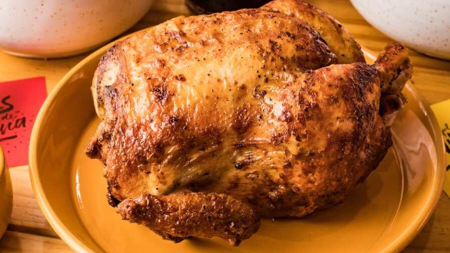 Pollo en brasa, el plato icónico de la cocina peruana.