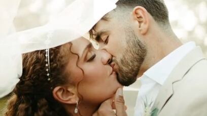 Se dan su primer beso el día de su boda