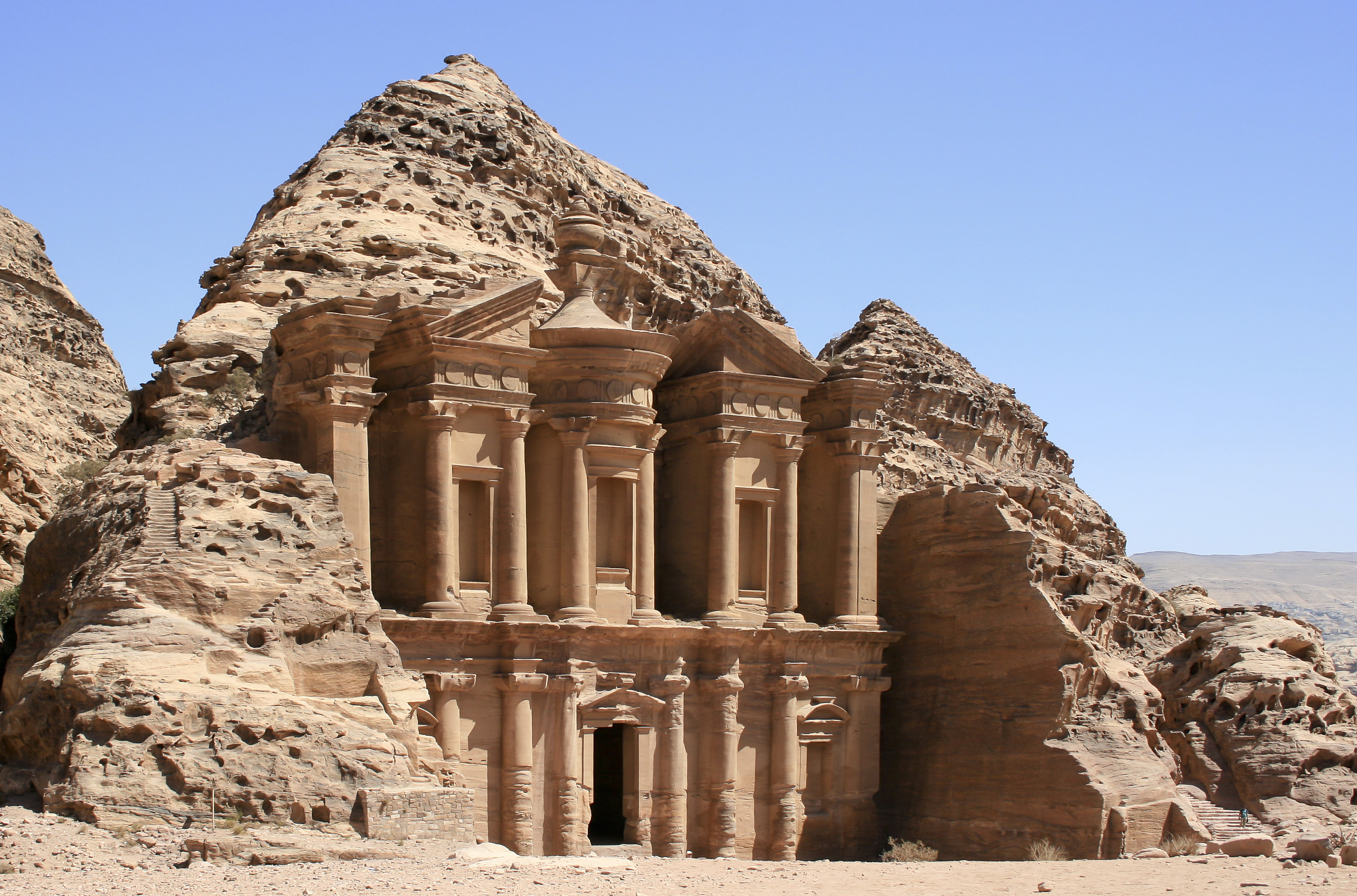 Las maravillas del mundo son monumentos y construcciones que desafían el tiempo y la imaginación, desde la legendaria Gran Pirámide de Guiza hasta la imponente Gran Muralla de China. Fotos: Unsplash y Creative Commons.