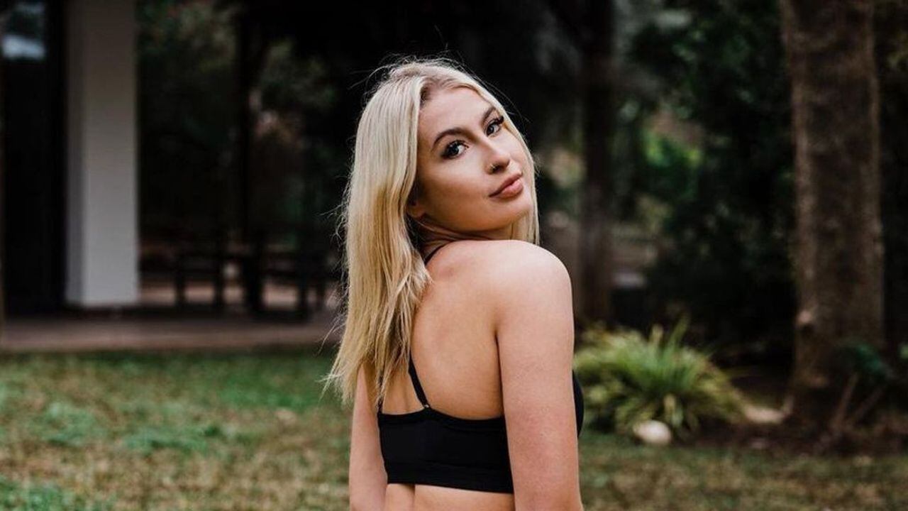 Modelos de OnlyFans pelean en conferencia de prensa.