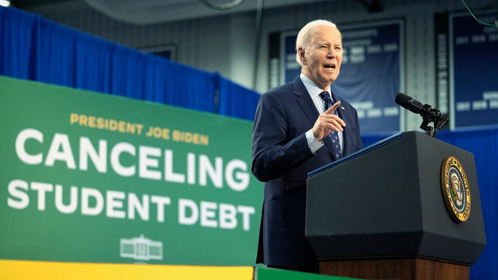 Joe Biden deuda universitaria