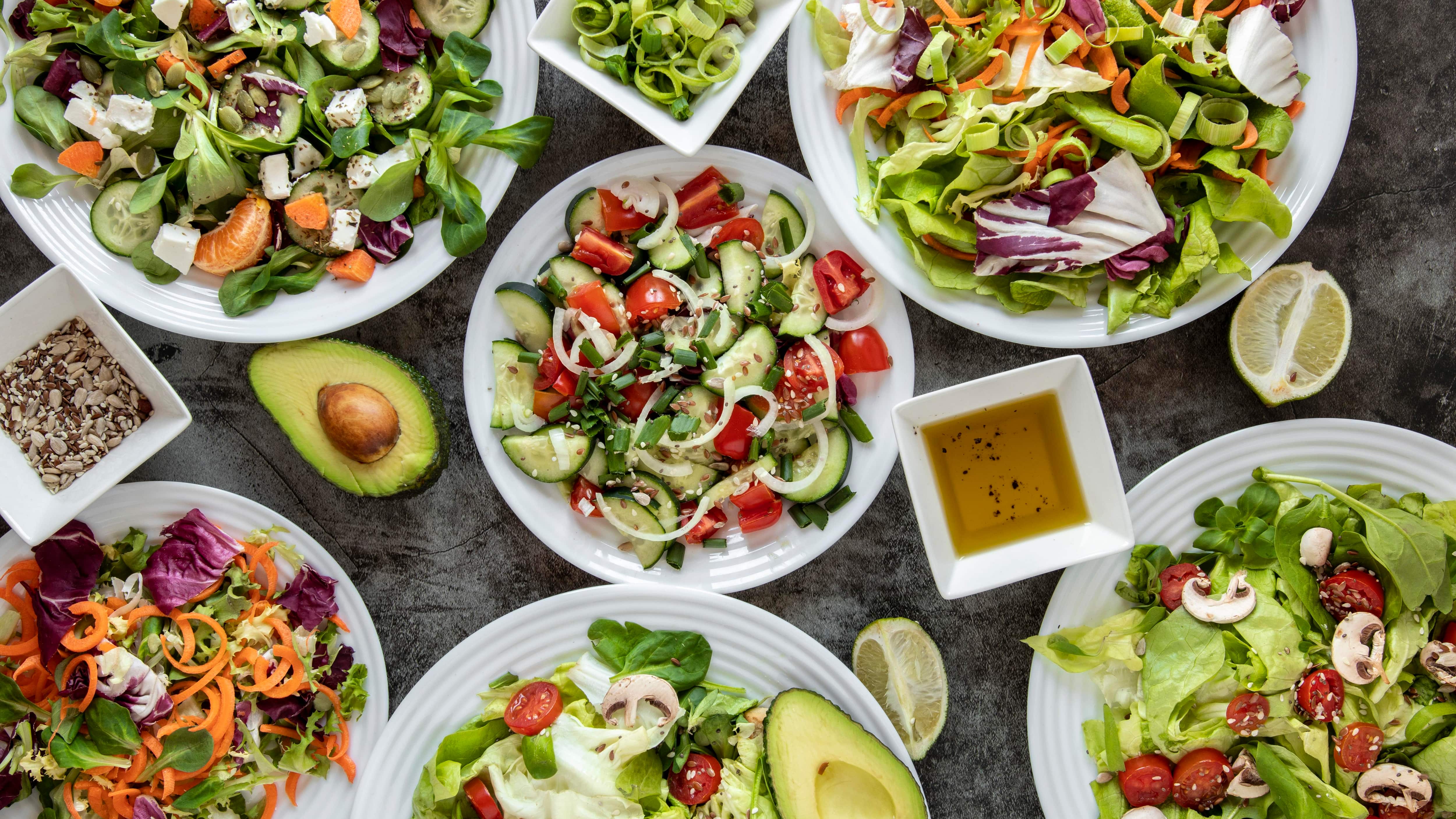 La ensalada es una de los platos más populares y consumidos, y se dice que en cada país hay al menos una versión de este alimento. Fotos: Freepik, Pexels, Unsplash, Creative Commons y Pixabay.