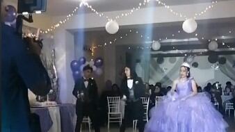 Quinceañera baila con su mamá de chambelán