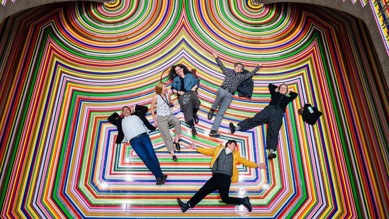 El artista Jim Lambie utiliza cinta vinílica industrial de colores vivos aplicada directamente sobre el piso y la escalera de la gran rotonda neoclásica de la Galería de Arte de Vancouver. Foto: Vancouver Art Gallery.