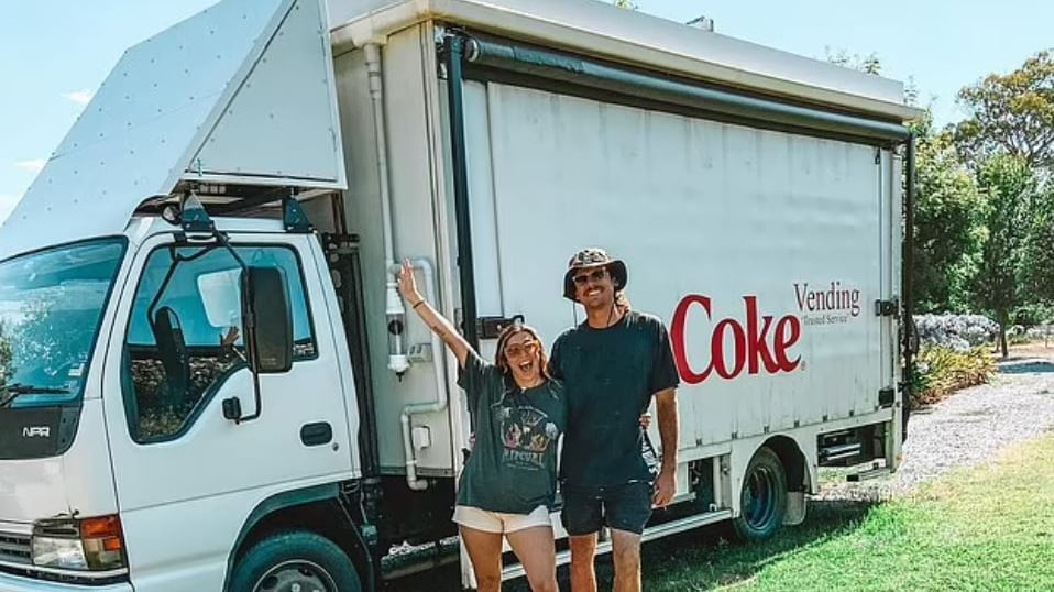 Pareja convierte camión de Coca-Cola en casa y ahora viajan y viven en ella | Foto: Colas_truckingadventures / Instagram