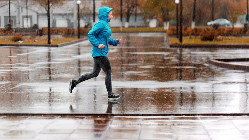 Realizar actividad física bajo la lluvia puede ser muy saludable