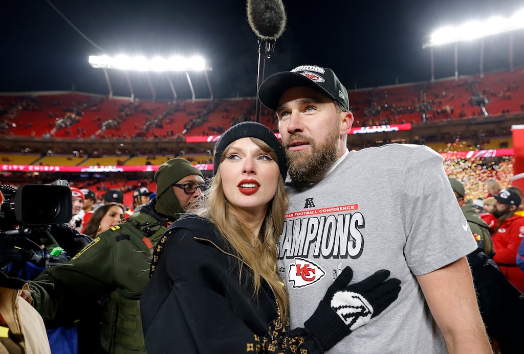 ¿Cuánto cuesta un anillo de compromiso como el que Travis Kelce le dio