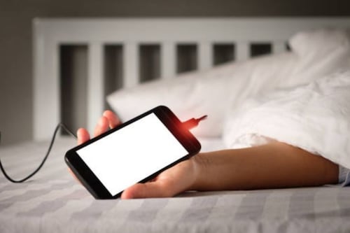 Por estas razones no deberías dejar el celular en la cama y cargarlo toda la noche