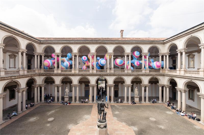 La diseñadora Sara Ricciardi creó una instalación que explora la relación entre la belleza y el bienestar emocional mediante una experiencia inmersiva. Foto: Giuseppe Miotto / Marco Cappelletti Studio.