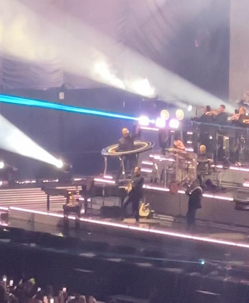 A las 21:19 horas el público que llenó el Estadio Nacional pedía a gritos el comienzo del segundo concierto de Luis Miguel en Chile. Un minuto después, el cantante mexicano hizo su aparición triunfal sobre el escenario, con el amanecer de un sol gigante en sus espaldas, proyectado por las múltiples pantallas que dieron vida a la moderna y tecnológica escenografía. 
Con su impecable traje negro característico, el artista de 53 años bajó las escaleras sonriente y apuntando con el índice a su docena de músicos, donde destacaba el novedoso teclado circular.