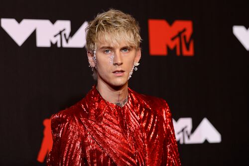 Entérate de la insólita razón del por qué Machine Gun Kelly golpeó a un fan