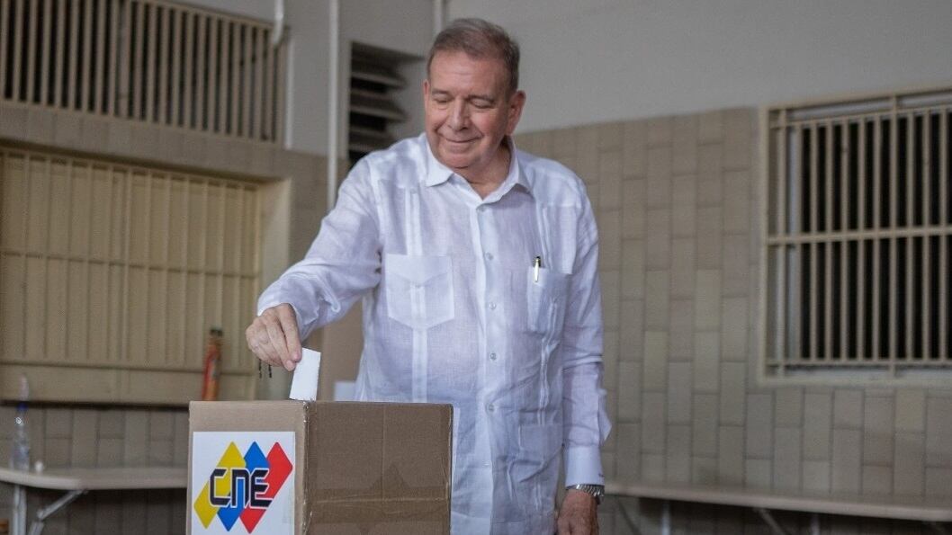 Edmundo González Urrutia, depositando su voto en las elecciones presidenciales de Venezuela el domingo 28 de julio.
