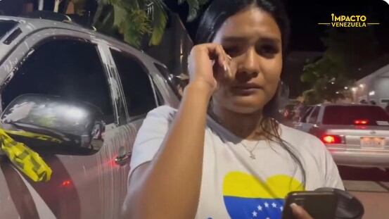La joven venezolana llora al escuchar el anuncio del CNE de que Nicolás Maduro ganó las elecciones