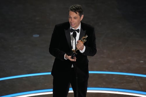 Sean Baker gana el Óscar a mejor director y pide que no se dejen morir a las salas de cine