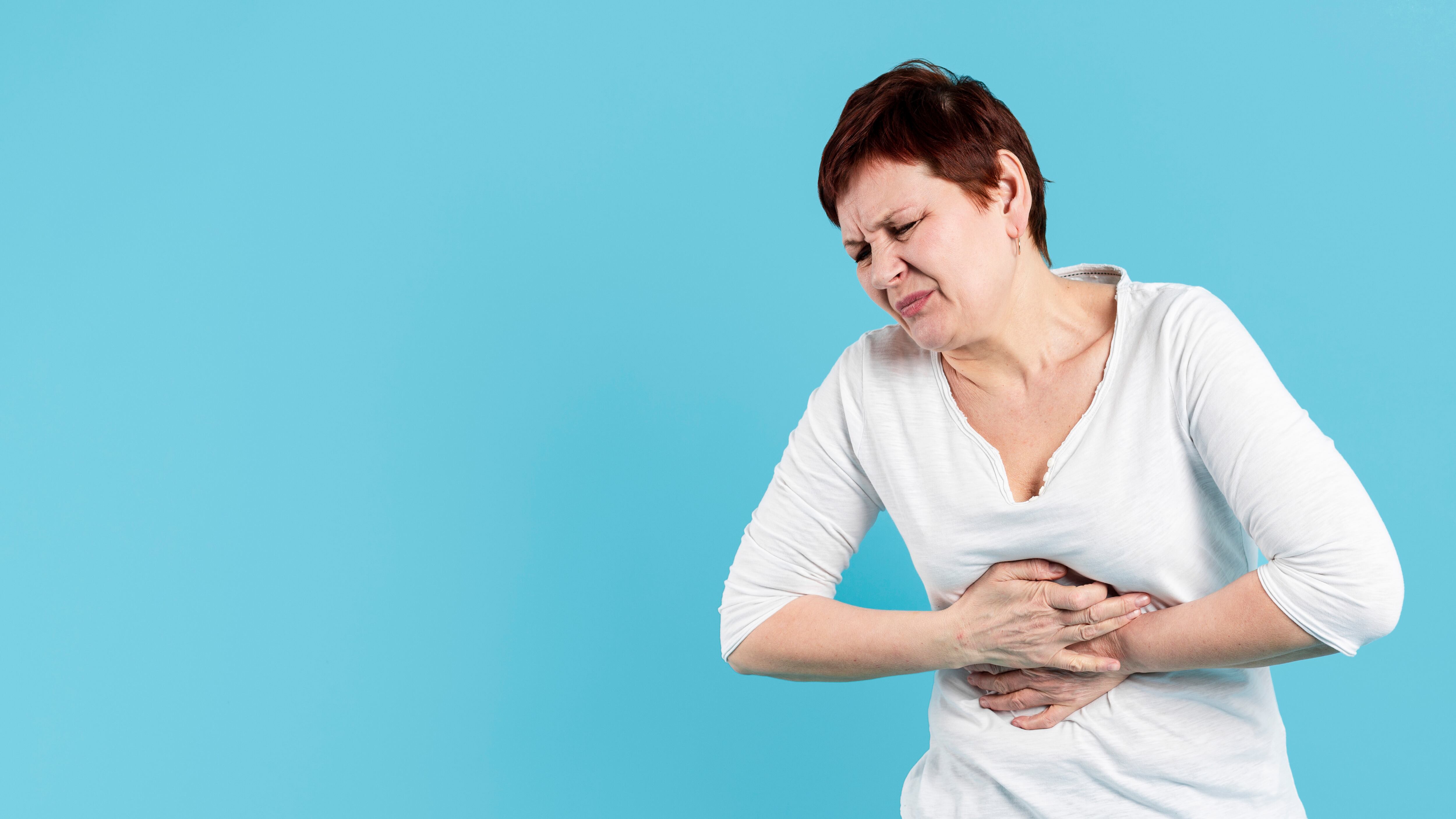 La acidez estomacal es una sensación de ardor en el pecho cuando el ácido del estómago retrocede hacia el esófago. Sin embargo, hay remedios caseros para prevenirla y aliviarla. Foto: Freepik.