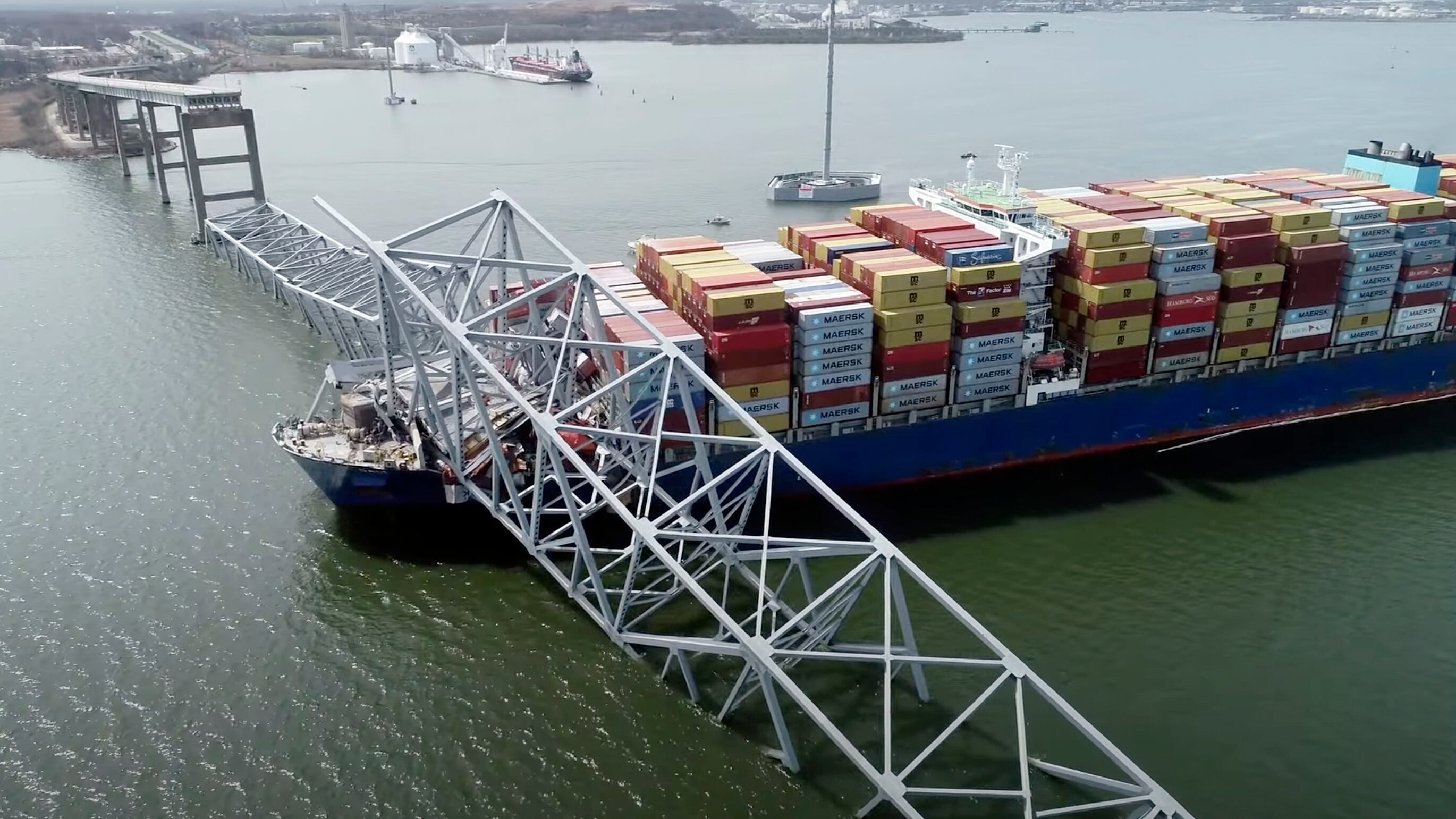 Rescatan cuerpos de 2 trabajadores que murieron por colapso de puente en Baltimore