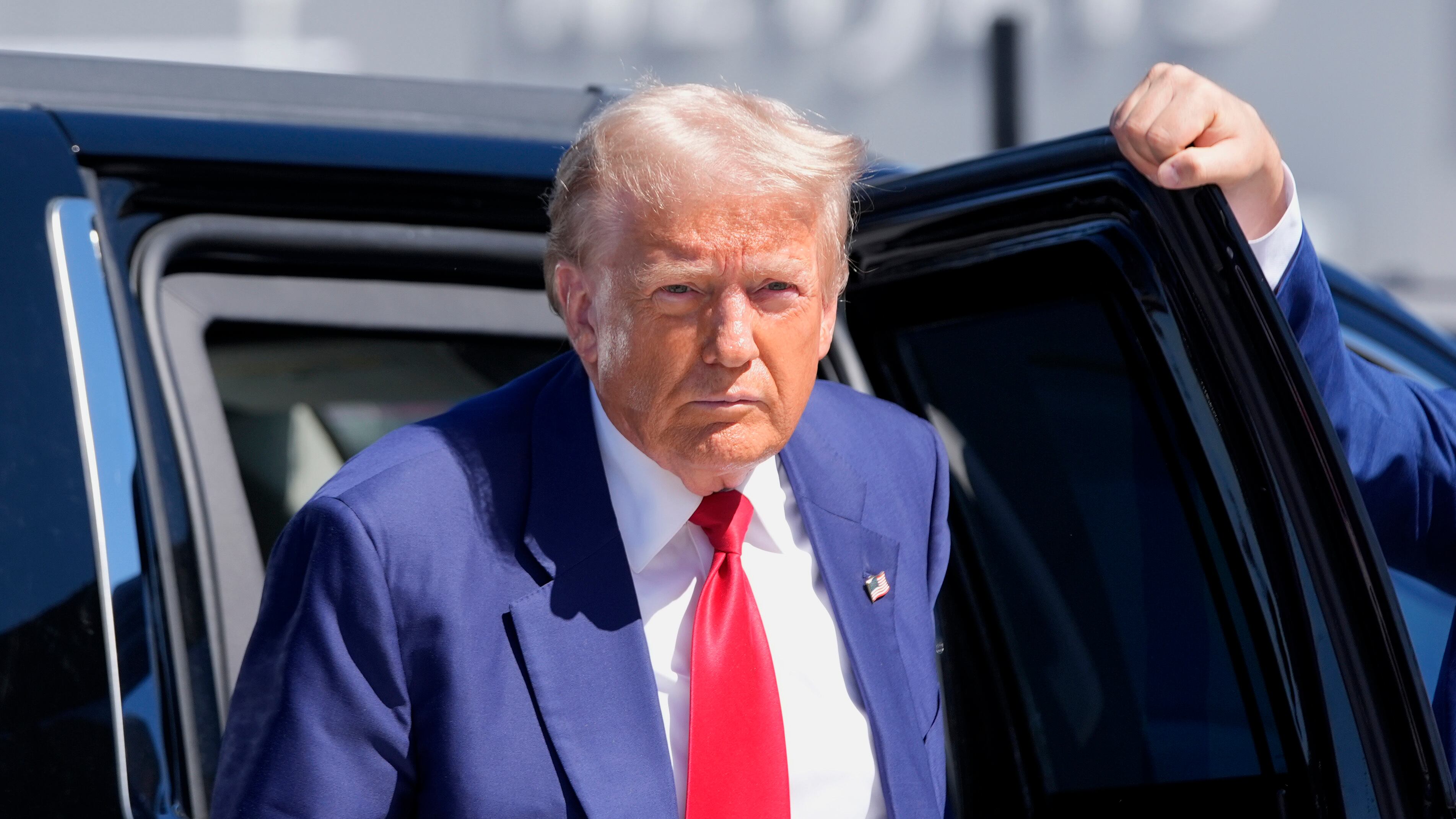 Donald Trump se salva tras recibir disparos cerca en Florida