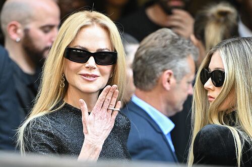 Nicole Kidman da lección de elegancia con este clásico vestido negro de Balenciaga