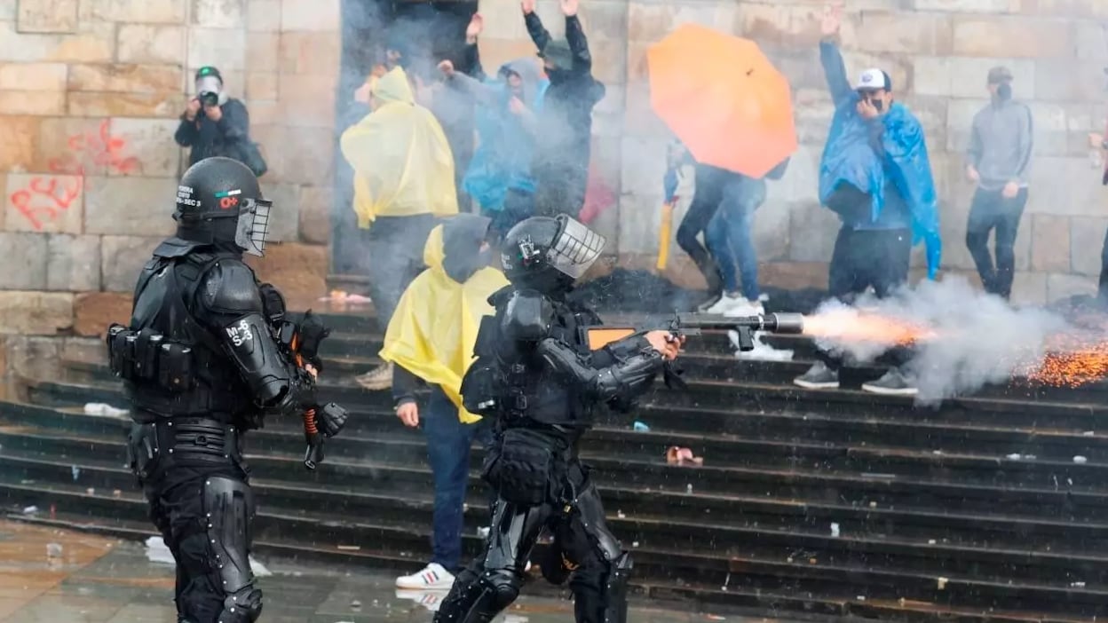 Las tensiones se elevan día a día en Colombia, que reporta más de 20 fallecidos, a causa de los enfrentamientos entre los protestantes y la policía.