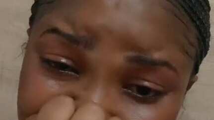 Mujer llora por estar soltera y sin hijos