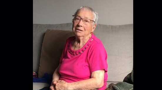 La abuela no vaciló en decir lo guapo que le parece el novio de su nieta y lo invitó a salir