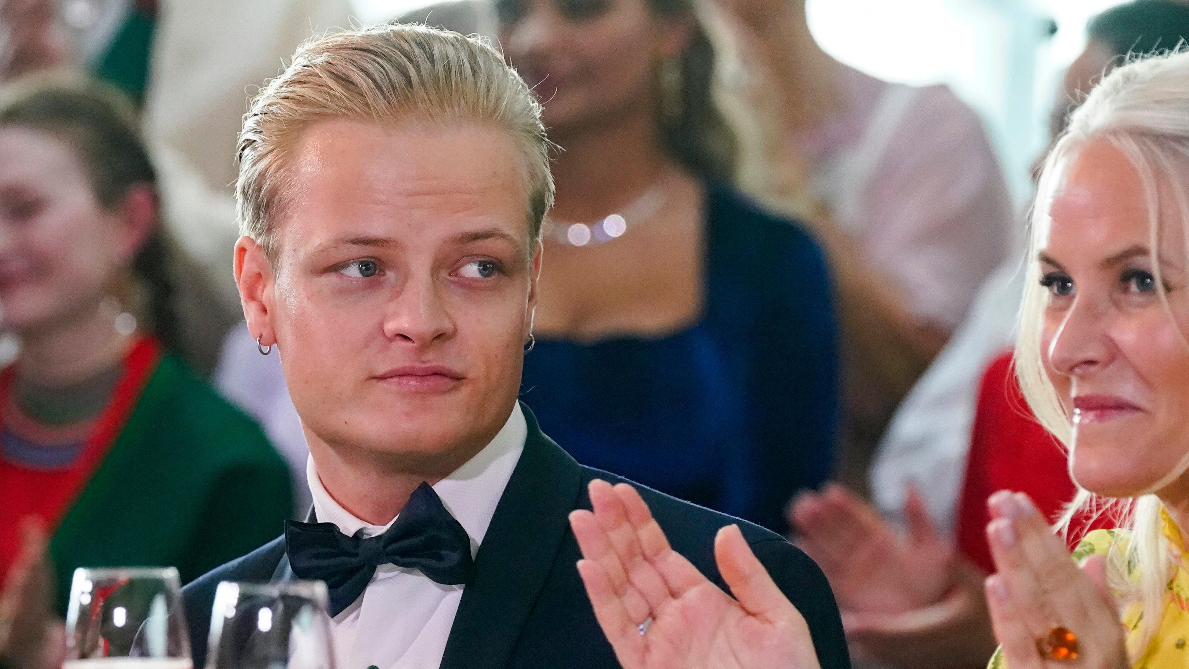 Marius Borg, el hijo de Mette-Marit de Noruega, permanecerá una semana en prisión y se enfrenta a dos nuevos cargos