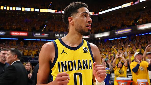INDIANÁPOLIS, INDIANA - 31 DE MAYO: Tyrese Haliburton #0 de los Indiana Pacers celebra la victoria por 125-108 en el sexto partido de las Finales de la Conferencia Este de los Playoffs de la NBA de 2025 en el Gainbridge Fieldhouse el 31 de mayo de 2025 en Indianápolis, Indiana. NOTA PARA EL USUARIO: El usuario reconoce y acepta expresamente que, al descargar o usar esta fotografía, acepta los términos y condiciones del Acuerdo de Licencia de Getty Images. (Foto de Gregory Shamus/Getty Images)