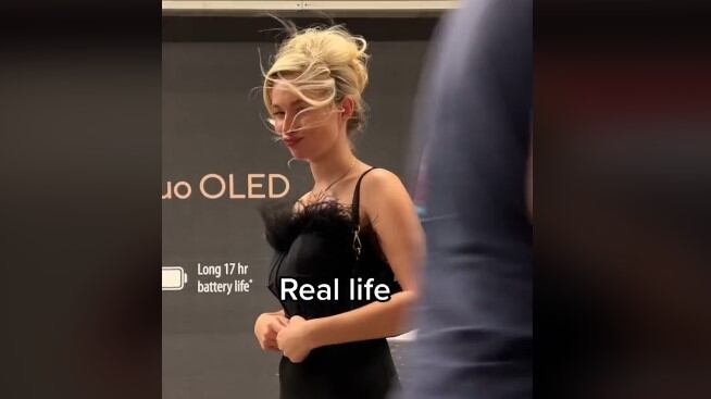 La joven se molestó porque la gente pasaba en la estación del metro y no la dejaban grabar