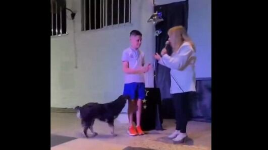 La perrita, de nombre La Negra, pasó hacia adelante para recibir la medalla de egreso con su dueño