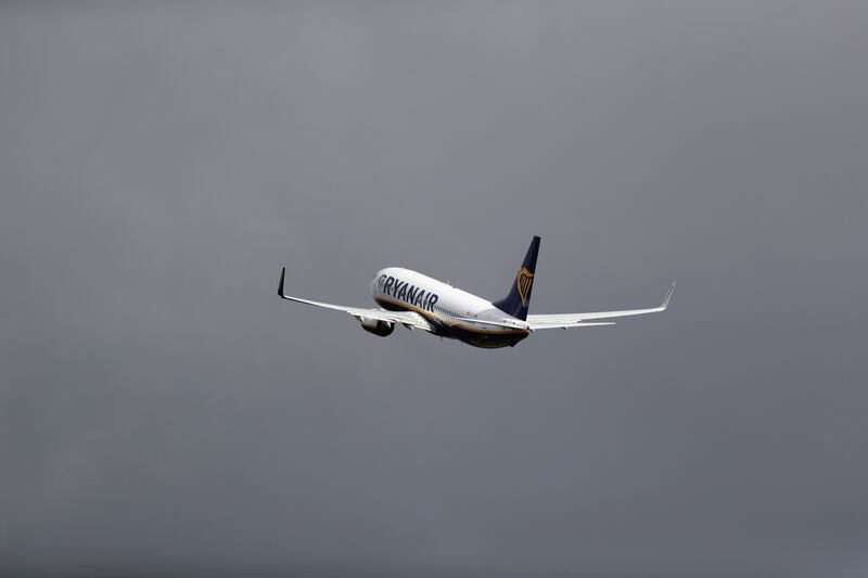 EU recomienda no viajar a 130 países
