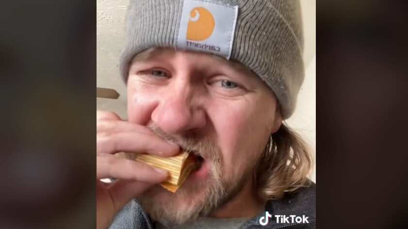 Estadounidense es viral tras comer tamales por primera vez