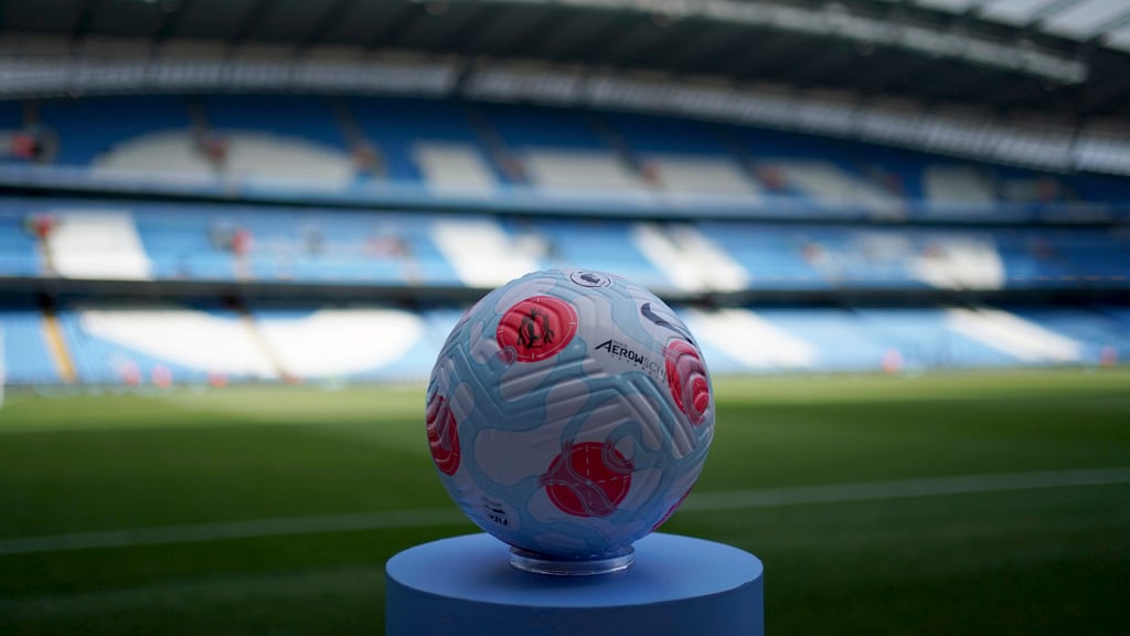 ARCHIVO - Un balón se muestra antes de un partido de la Liga Premier inglesa entre el Manchester City y el Newcastle United, el 8 de mayo de 2022 (AP Foto/Jon Super, archivo)