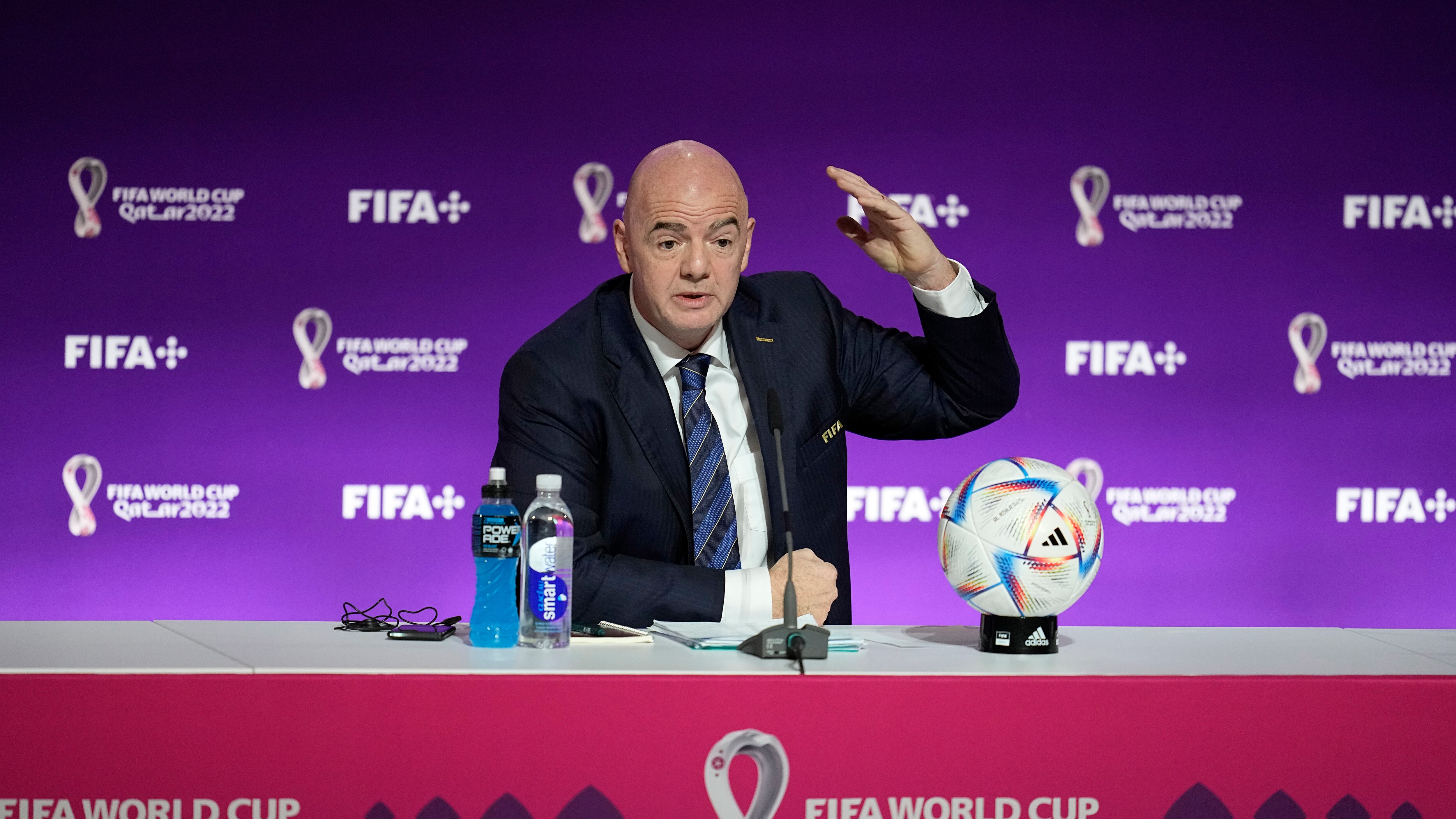El presidente de la FIFA Gianni Infantino durante una rueda de prensa, el sábado 19 de noviembre de 2022, en Doha, Qatar.