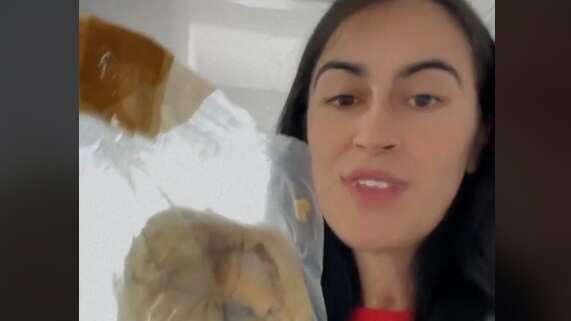 Guarda su corazón viejo en una bolsa