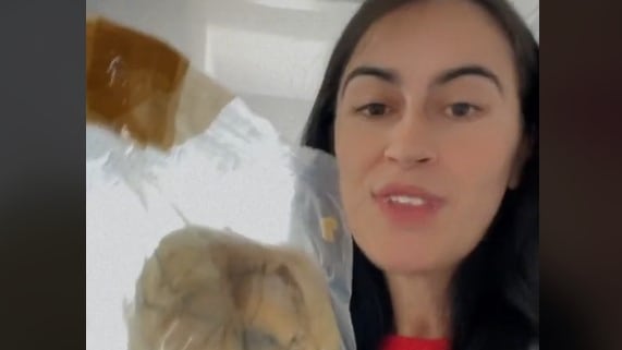 Guarda su corazón viejo en una bolsa