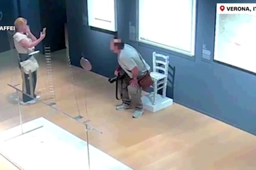 Turistas dañan silla cubierta en cristal en un museo de Italia al pretender sentarse en ella