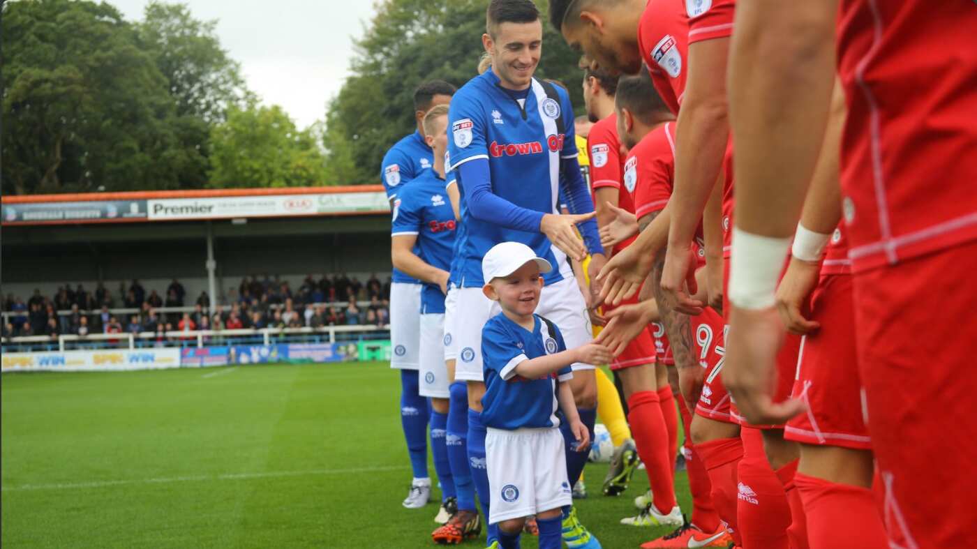 Rochdale incluyó a su equipo a niño de cinco años con cáncer terminal