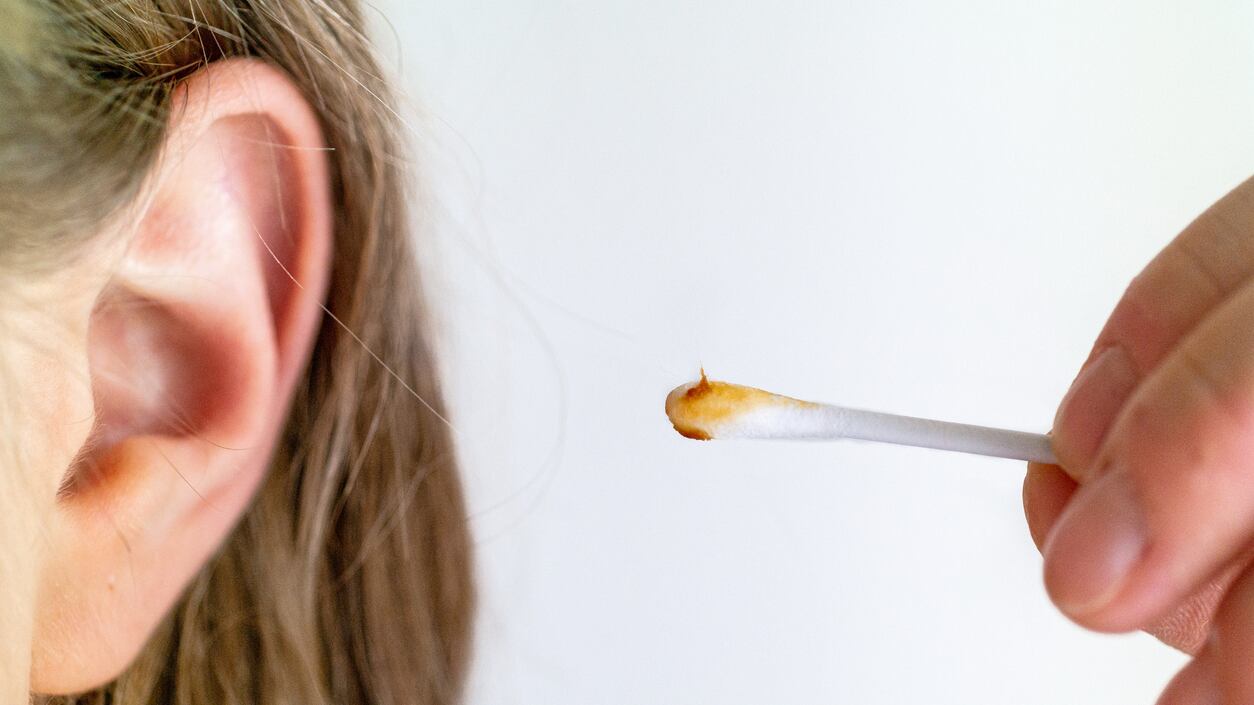 A la la hora de limpiar los oídos se debe tener cuidado porque resulta un órgano delicado.