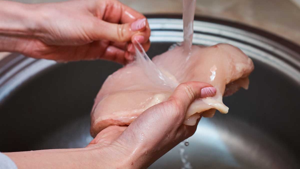 No laves el pollo con agua porque puedes esparcir bacterias