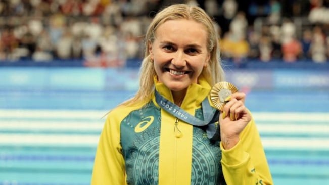 La atleta australiana Ariarne Titmus lució su manicure con los colores de la bandera de su país en los Juegos Olímpicos