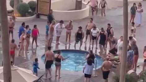 La gente gritaba alrededor, ya que no sabían qué hacer para salar al turista estadounidense y su esposa