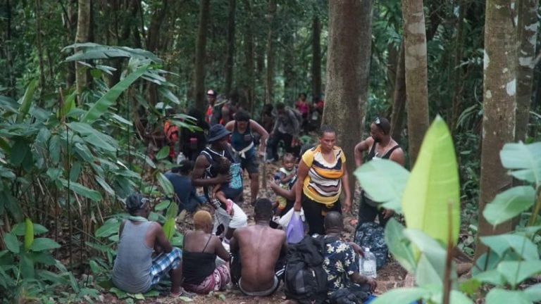 Inmigrantes deben recorrer al menos 97 kilómetros para atravesar al selva del Darién.