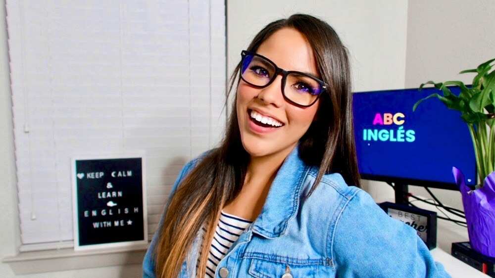 Empresaria Andrea Tovar enseña inglés por Zoom.