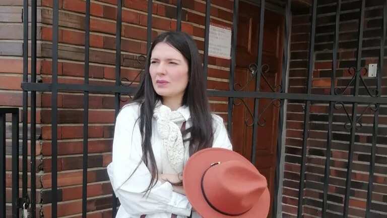 Una mujer colombiana llega a los negocios o toma transporte, y nunca paga las cuentas.