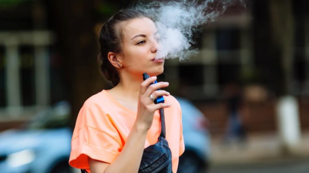 Las personas amantes del vapeo ponen en jaque su dentadura.