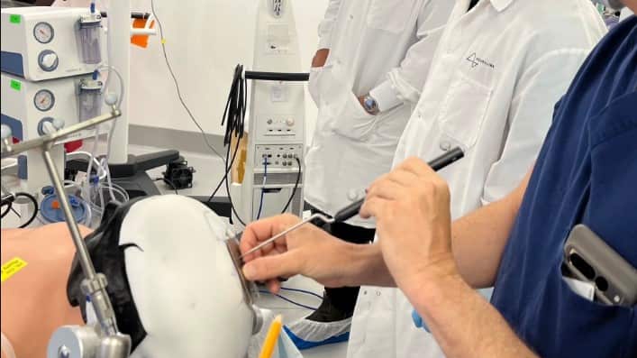 Practican la colocación del implante de Telepathy en una persona artificial