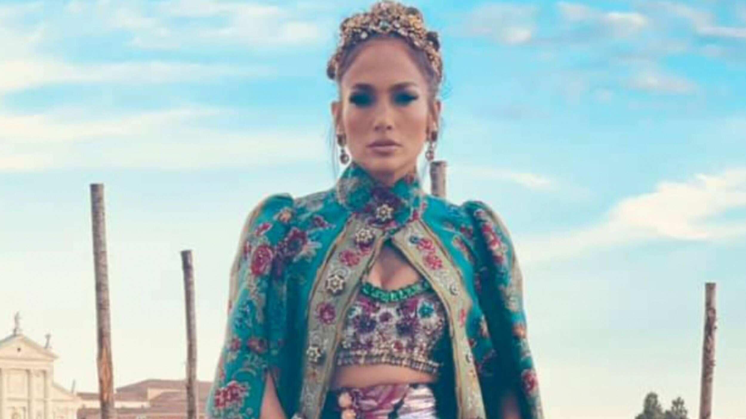 Jennifer López causa revuelo en las redes sociales con deslumbrante outfit en Venecia
