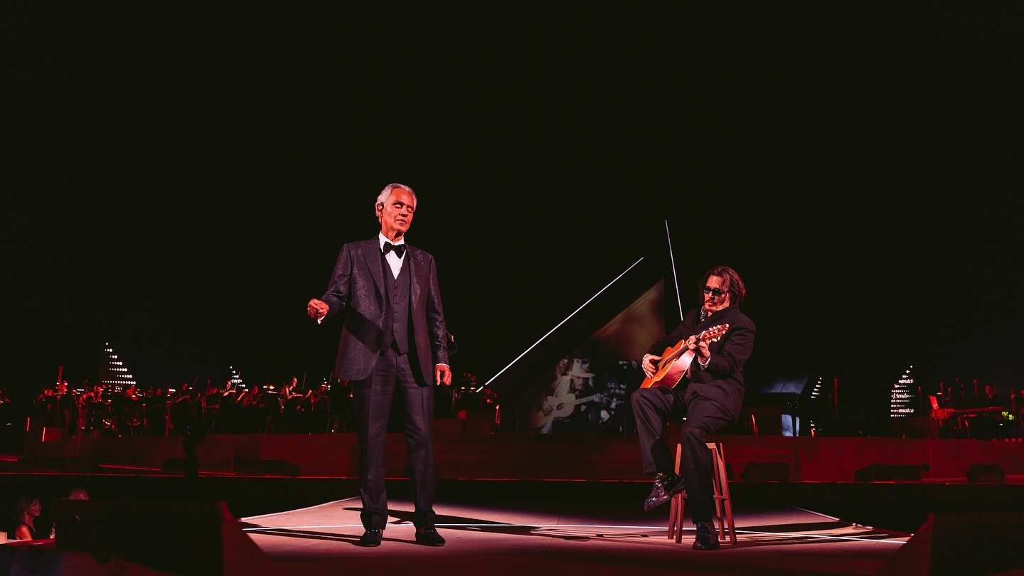 Andrea Bocelli y Johnny Depp compartieron escenario en Italia.