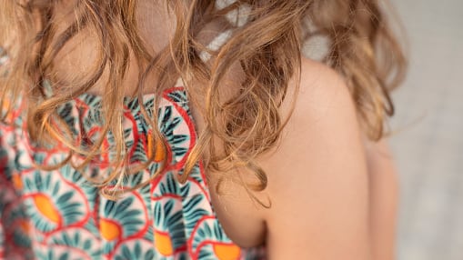 Mujer vegana se niega a quitarle los piojos a su hija