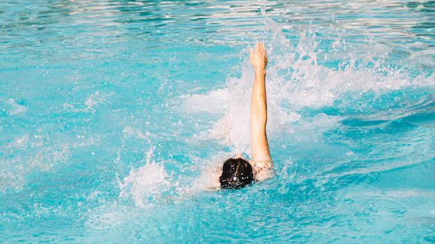 Practicar natación es beneficioso para los huesos porque es un ejercicio de bajo impacto.